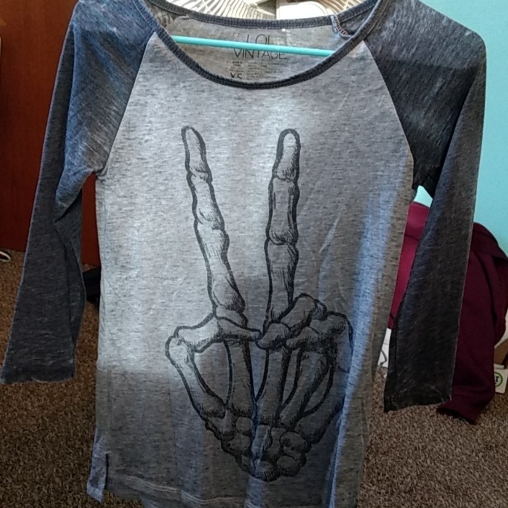 Peace sign skeleton hand gray long sleeved t-shirt